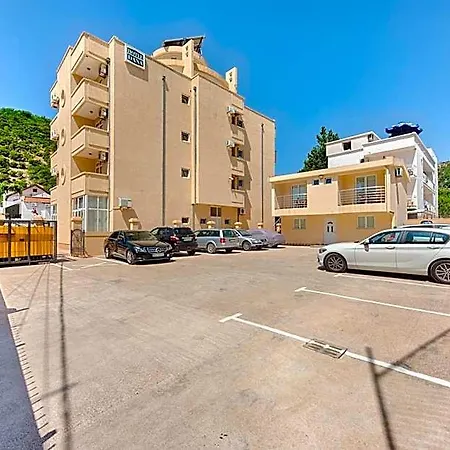 Dana Hotel 3*