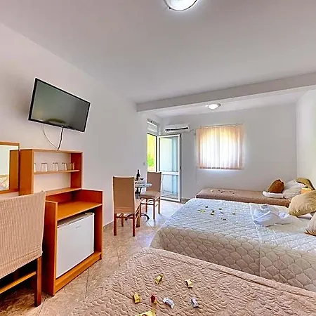 Dana Hotel 3*