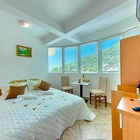 Dana Hotel 3*